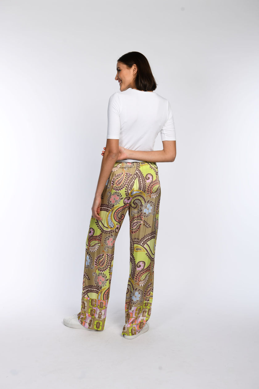 Model trägt eine weite Palazzo-Hose mit geradem Bein und buntem Druck - Rückenansicht.
