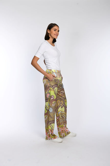 Model trägt weite Hose aus bedruckter Viskose mit geradem Bein.