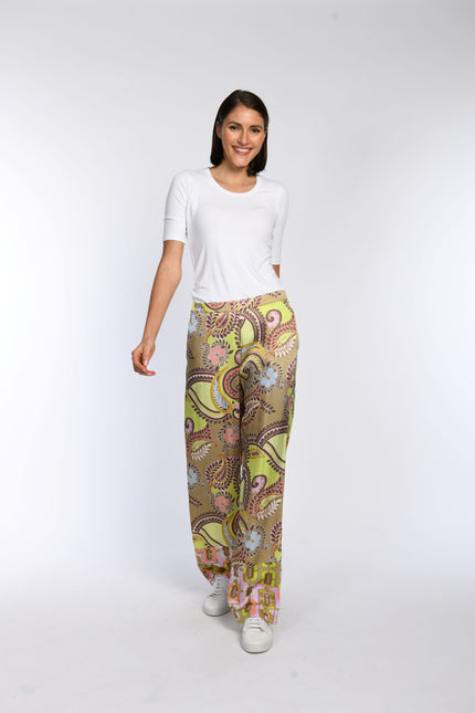 Model trägt Palazzo-Hose aus fließender, bedruckter Viskose.