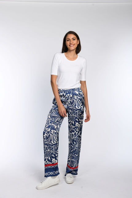 Weite Palazzo-Hose aus bedrucktem Viskosesatin mit geradem Bein – Vorderansicht.