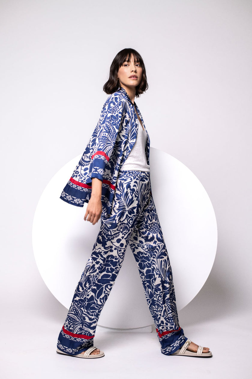 Model trägt eine Kombination aus weiter Palazzo-Hose und Bluse im Pyjama-Look.