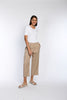 Verkürzte, weit geschnittene Hose aus weichem Lyocell in Beige am Model.