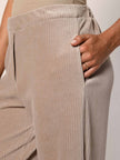 Model trägt eine  lässig sitzende Cord Hose aus Baumwoll Jersey in der Farbe Beige  - Detailansicht.