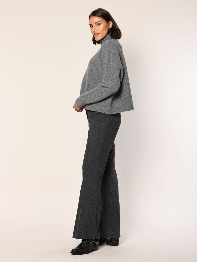Flanell-Tweed-Hose in der Farbe schiefer mit leichtem Boot-Cut-Schnitt - Seitenansicht.