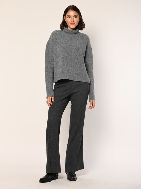 Flanell-Tweed-Hose in der Farbe schiefer mit leichtem Boot-Cut-Schnitt - Vorderansicht.
