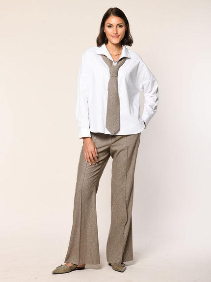 Flanell-Tweed-Hose in der Farbe stein mit leichtem Boot-Cut-Schnitt - Vorderansicht.