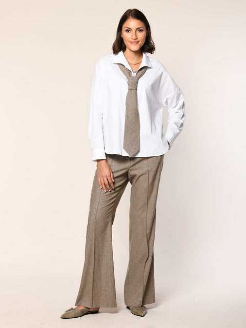 Flanell-Tweed-Hose in der Farbe stein mit leichtem Boot-Cut-Schnitt - Vorderansicht.