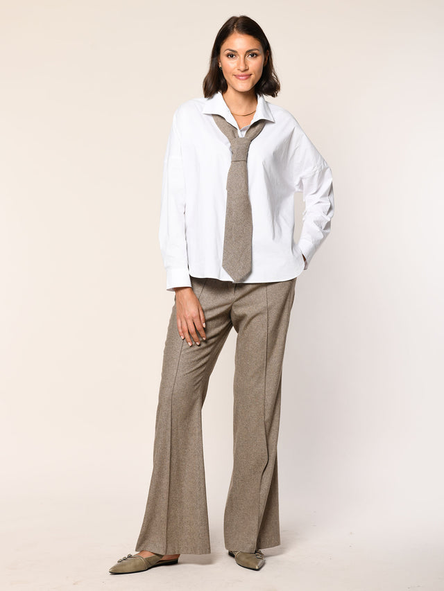 Flanell-Tweed-Hose in der Farbe stein mit leichtem Boot-Cut-Schnitt - Vorderansicht.