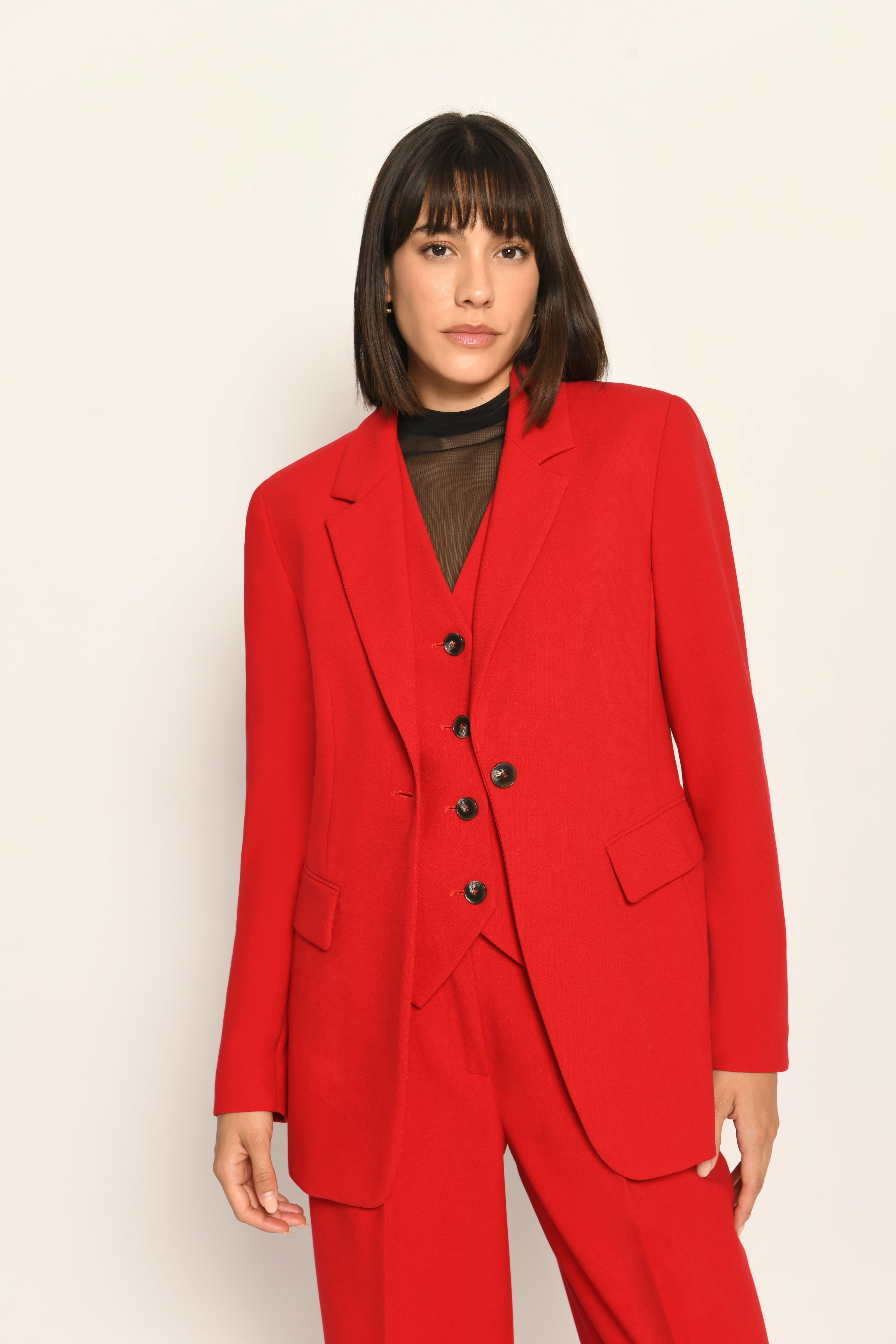 Roter Slim-Fit-Hosenanzug für Damen, bestehend aus Blazer, Weste und Marlenehose – Ansicht von vorne.