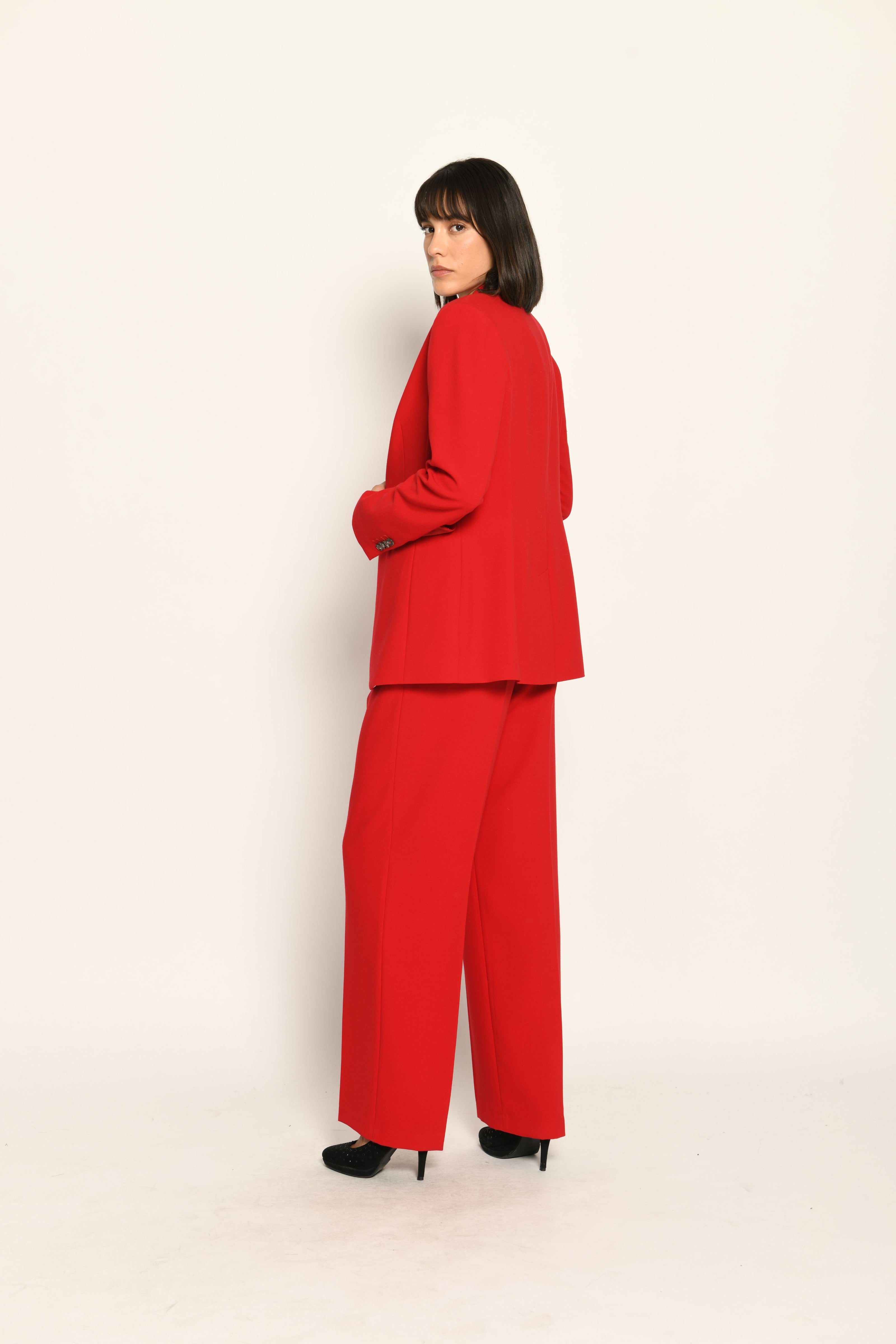 Roter Slim-Fit-Hosenanzug für Damen, bestehend aus Blazer, Weste und Marlenehose – Rückansicht