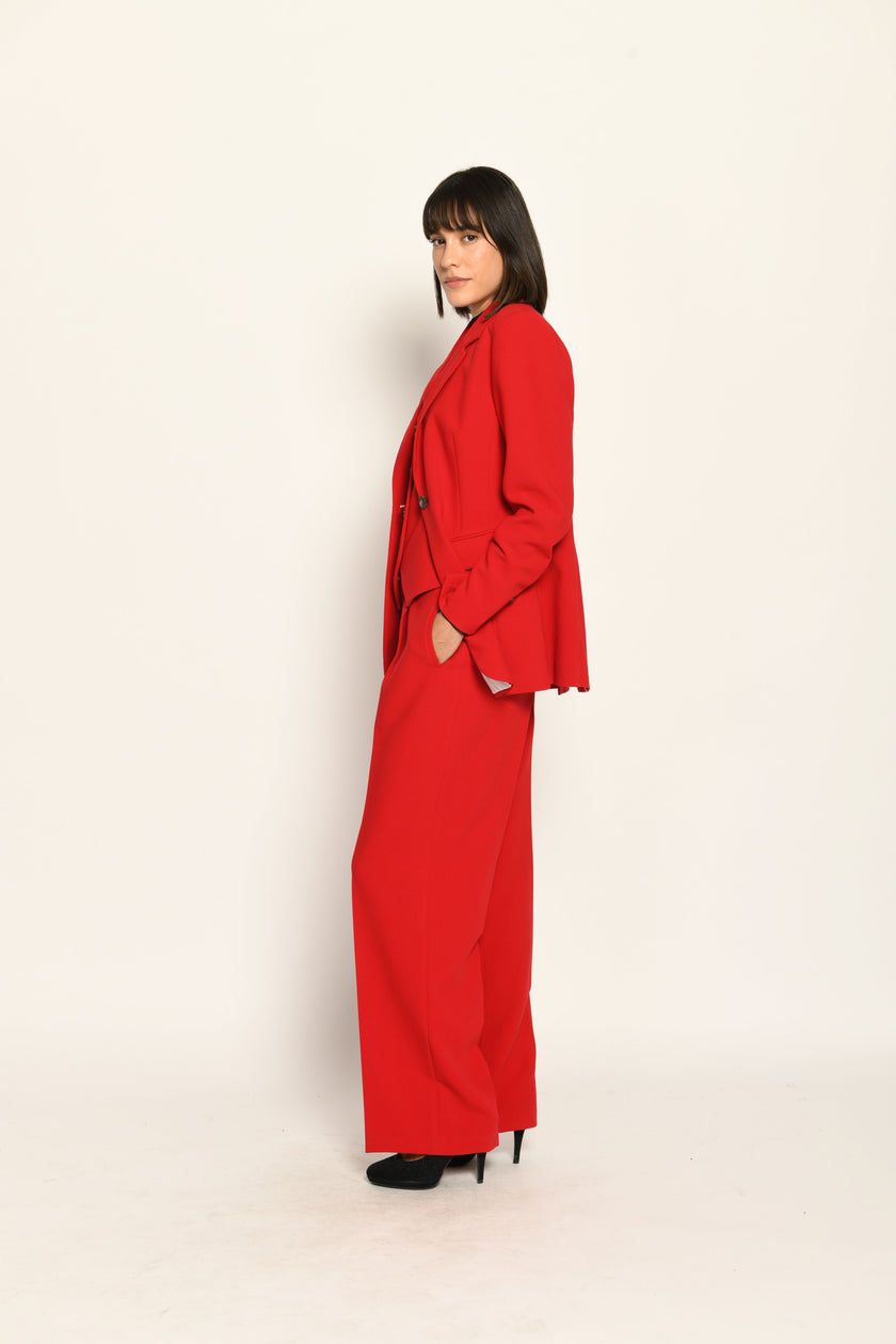 Roter Slim-Fit-Hosenanzug für Damen, bestehend aus Blazer, Weste und Marlenehose – stehende Pose, Ansicht von links.