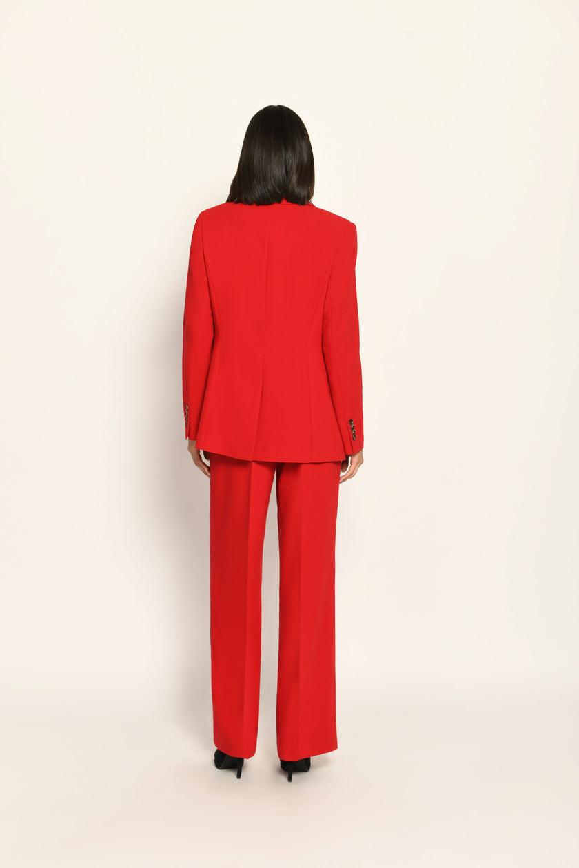 Roter Slim-Fit-Hosenanzug für Damen, bestehend aus Blazer, Weste und Marlenehose – sichtbare Rückseite