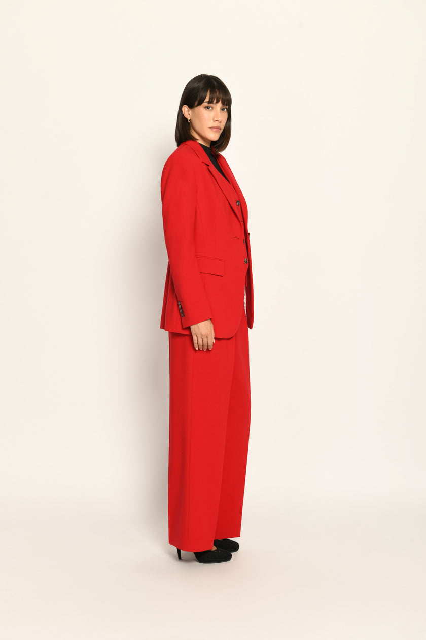 Roter Slim-Fit-Hosenanzug für Damen, bestehend aus Blazer, Weste und Marlenehose – Seitenansicht von rechts