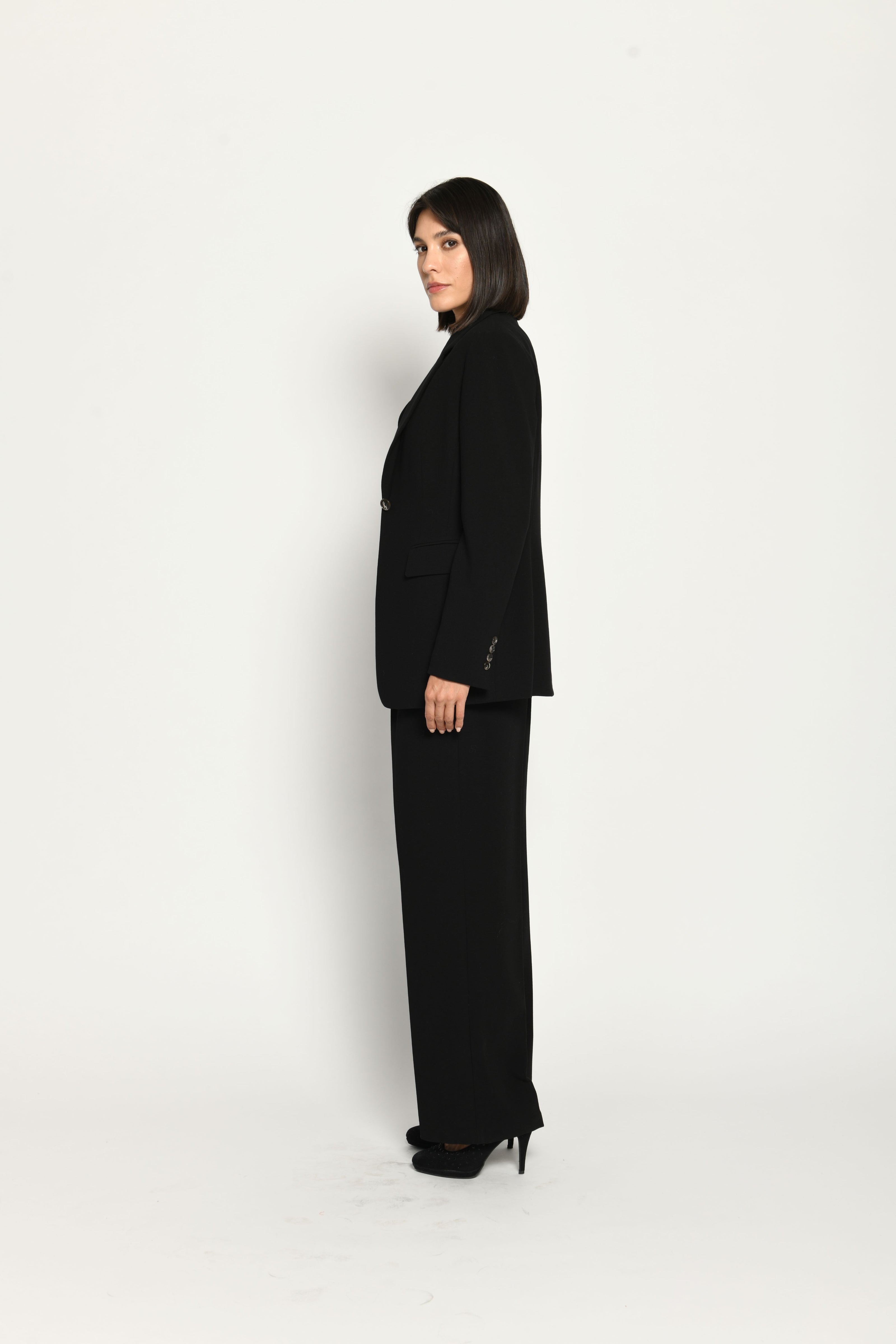 Schwarzer Slim-Fit-Hosenanzug für Damen, bestehend aus Blazer, Weste und Marlenehose – linke Seite