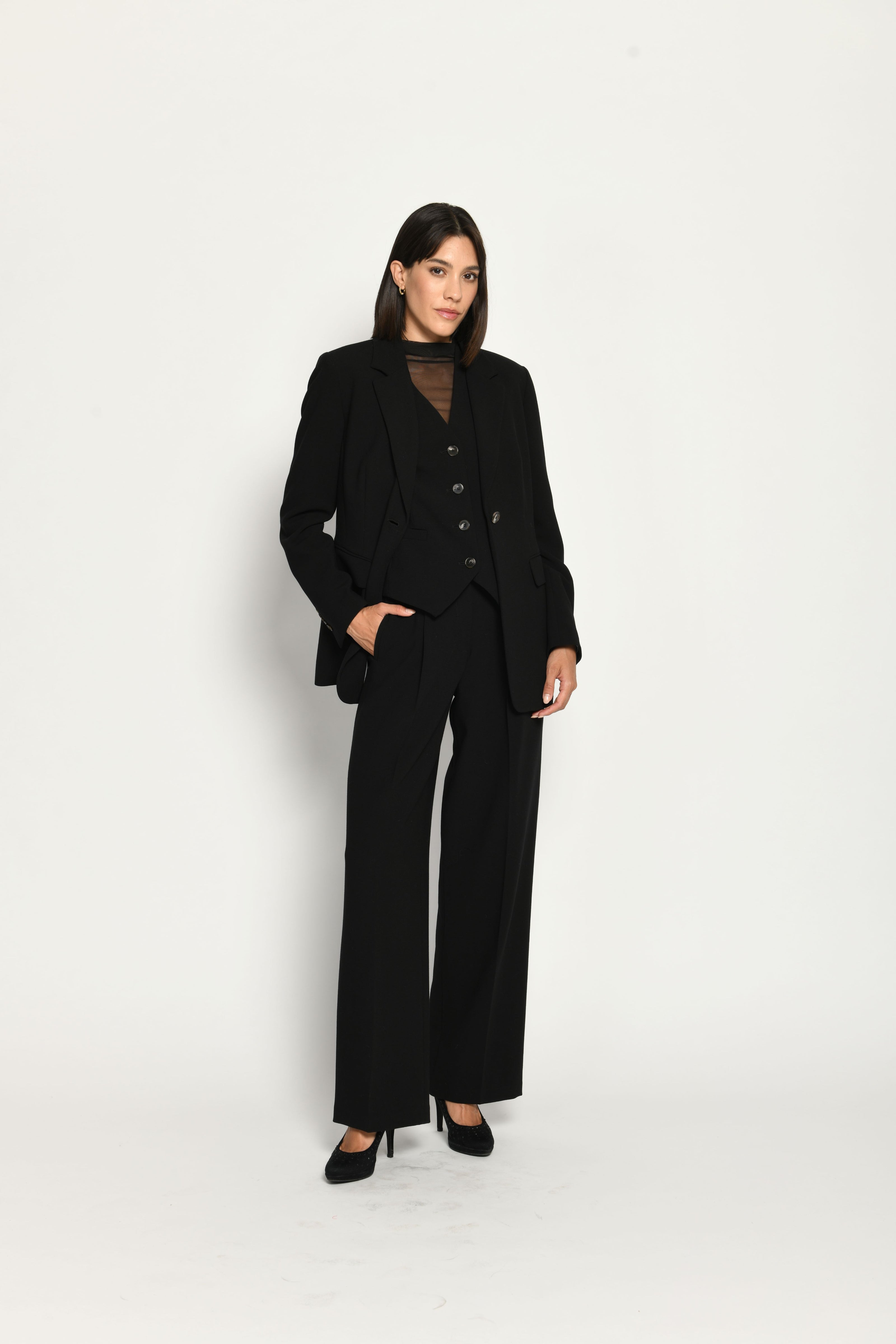 Schwarzer Slim-Fit-Hosenanzug für Damen, bestehend aus Blazer, Weste und Marlenehose – Ansicht von vorne.