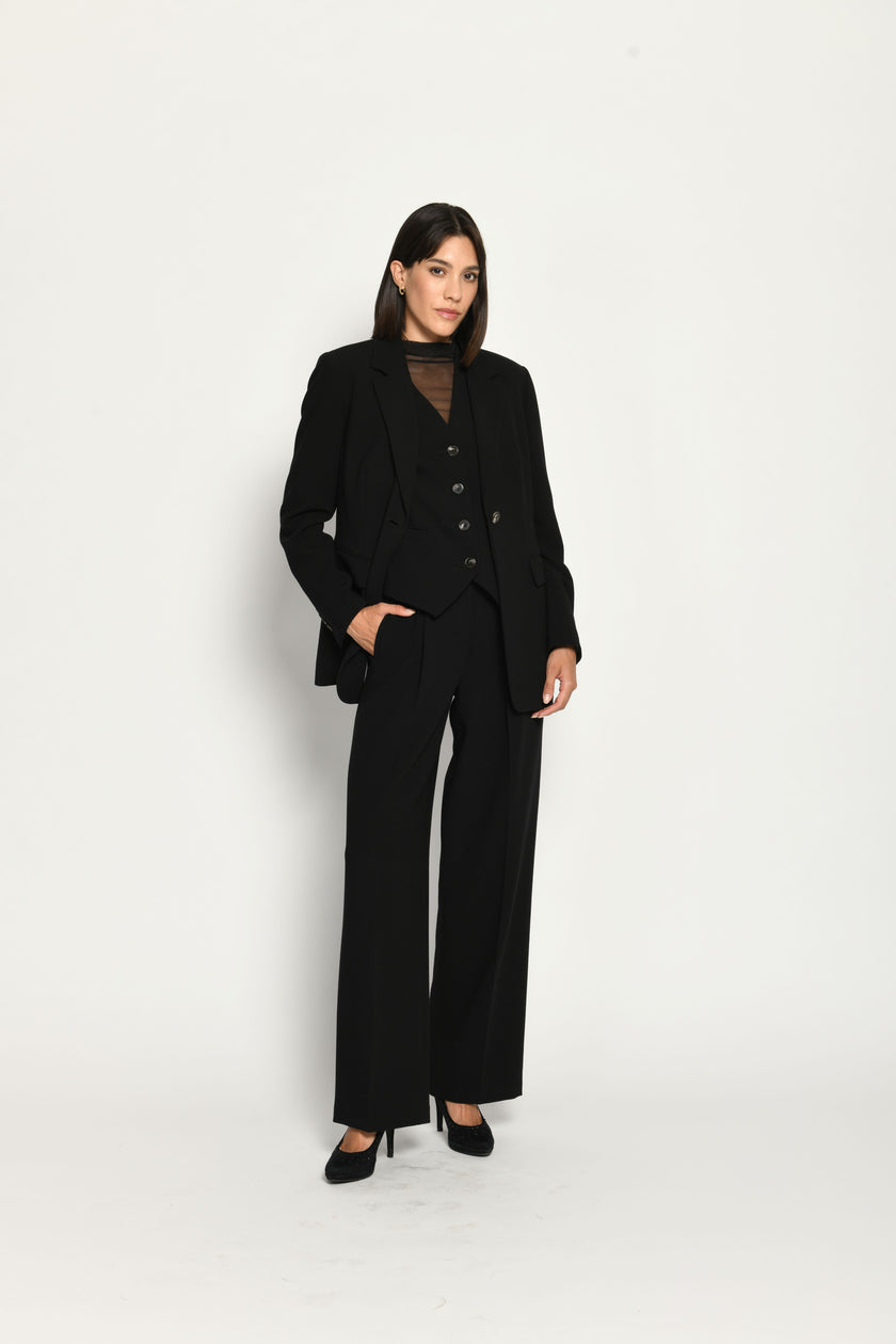 Schwarzer Slim-Fit-Hosenanzug für Damen, bestehend aus Blazer, Weste und Marlenehose – Ansicht von vorne.