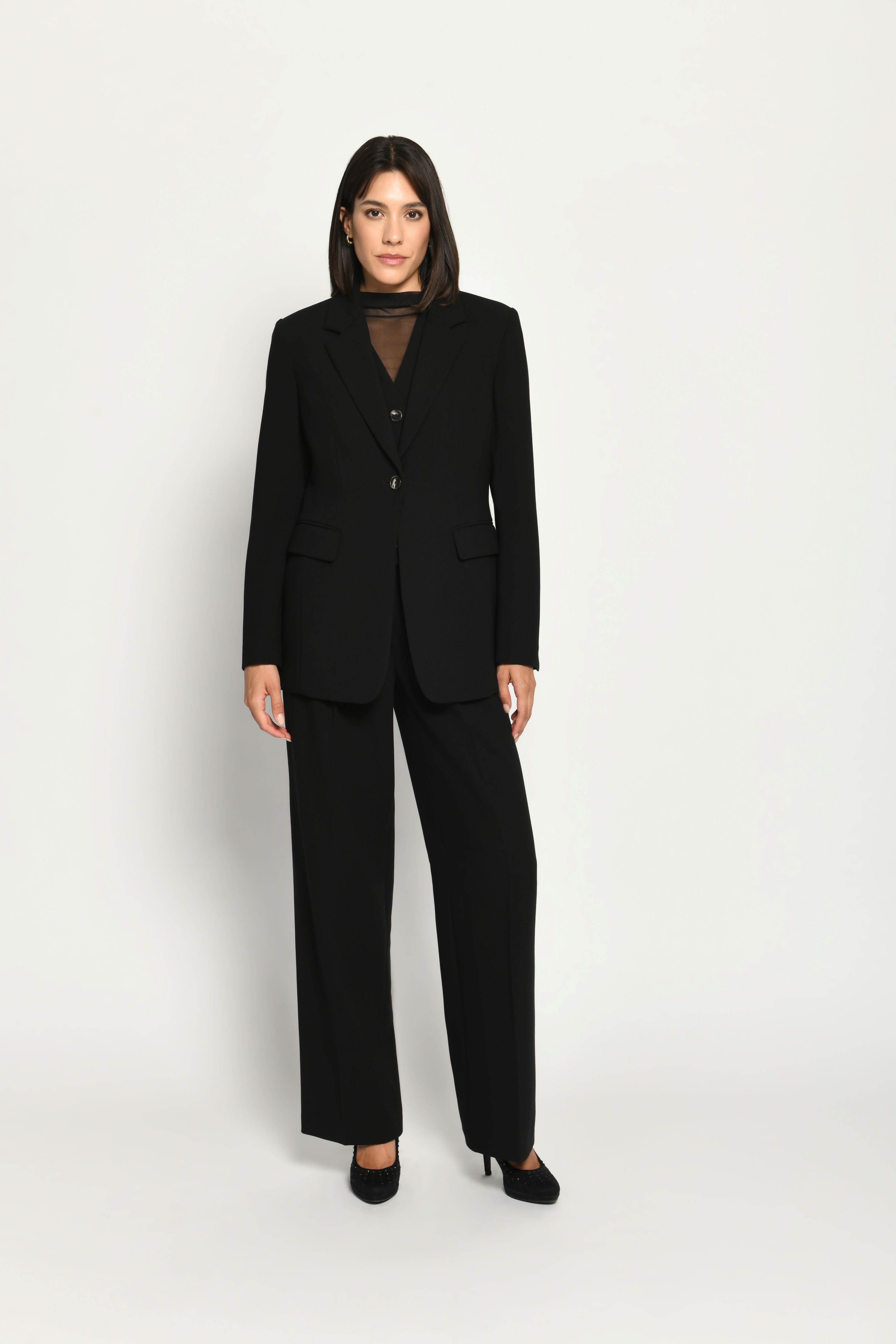 Schwarzer Slim-Fit-Hosenanzug für Damen, bestehend aus Blazer, Weste und Marlenehose – Vorderansicht.