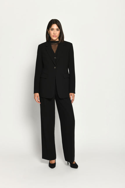 Schwarzer Slim-Fit-Hosenanzug für Damen, bestehend aus Blazer, Weste und Marlenehose – Vorderansicht.