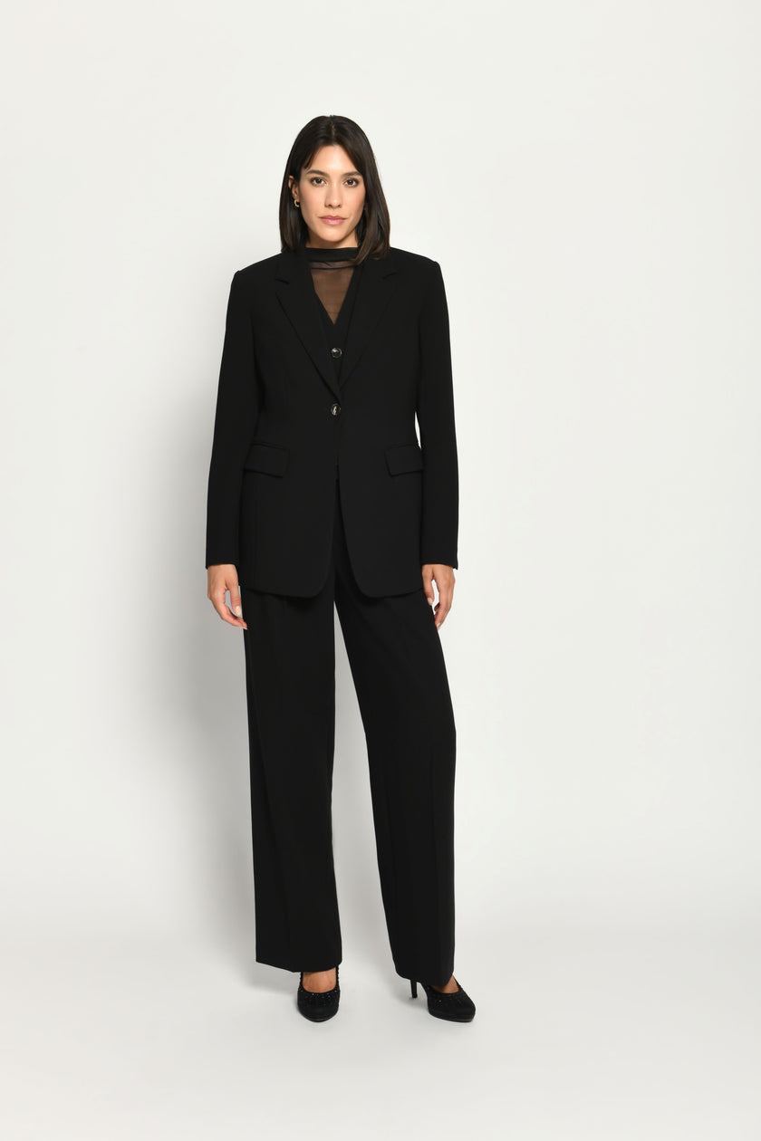 Schwarzer Slim-Fit-Hosenanzug für Damen, bestehend aus Blazer, Weste und Marlenehose – Vorderansicht.