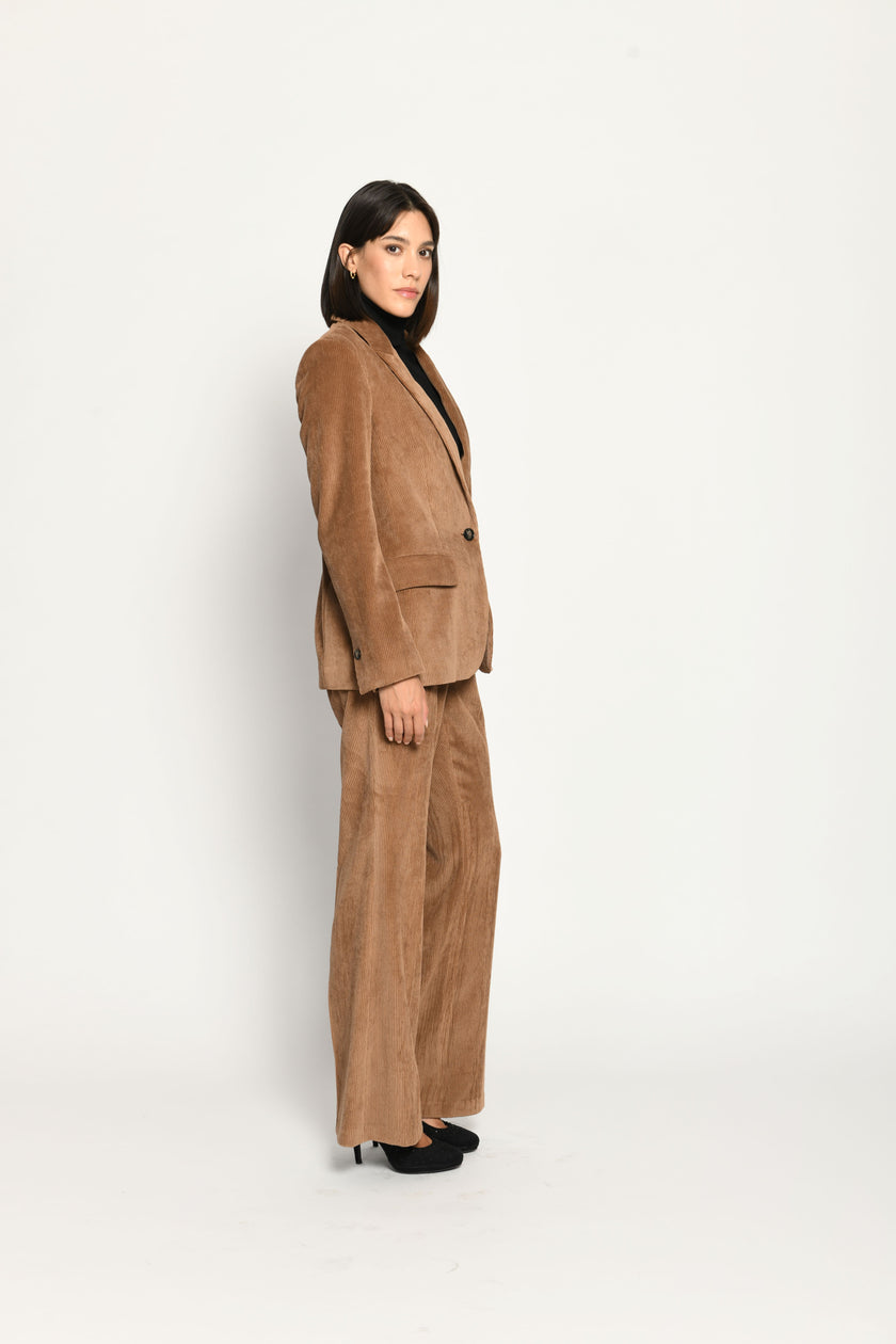 Hosenanzug für Damen aus braunem Cord, bestehend aus lässigem Blazer und softer, gerader Hose – Seitenansicht rechts.