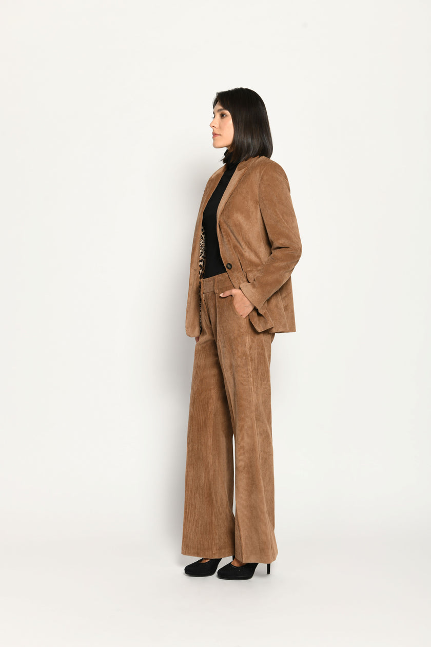 Hosenanzug für Damen aus braunem Cord, bestehend aus lässigem Blazer und softer, gerader Hose – Seitenansicht rechts.
