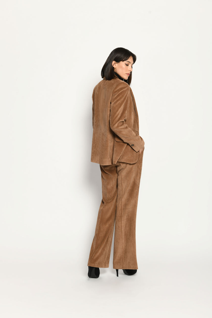 Hosenanzug für Damen aus braunem Cord, bestehend aus lässigem Blazer und softer, gerader Hose – Rückansicht.