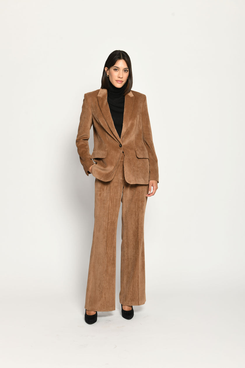 Hosenanzug für Damen aus braunem Cord, bestehend aus lässigem Blazer und softer, gerader Hose – Vorderseite.