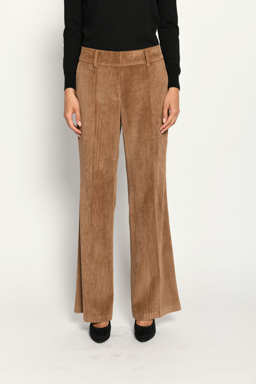 Lange, gerade Hose aus braunem Cordsamt für Damen, lässig kombiniert zu schwarzem Oberteil – Vorderansicht.