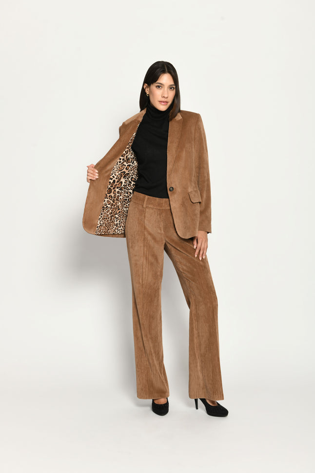 Hosenanzug für Damen aus braunem Cord, bestehend aus lässigem Blazer und softer, gerader Hose – Vorderansicht.