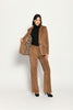 Hosenanzug für Damen aus braunem Cord, bestehend aus lässigem Blazer und softer, gerader Hose – Vorderansicht.