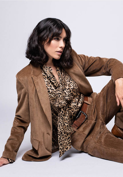 Hosenanzug für Damen aus braunem Cord, bestehend aus lässigem Blazer und softer, gerader Hose.