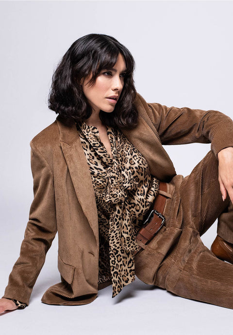 Hosenanzug für Damen aus braunem Cord, bestehend aus lässigem Blazer und softer, gerader Hose.