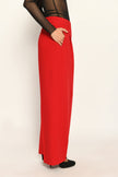 Lange Anzughose für Damen in der Farbe Rot, lässig kombiniert mit schwarzem transparentem Oberteil – Seitenansicht rechts.