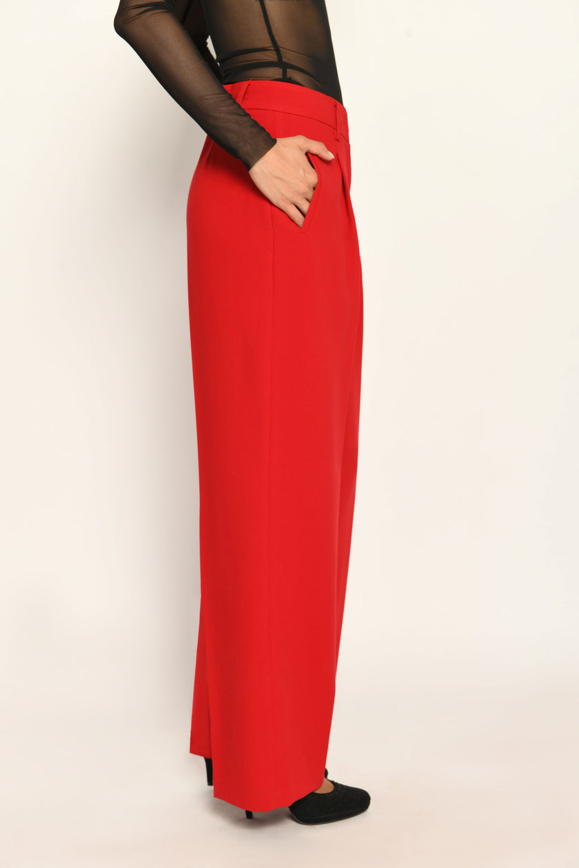 Lange Anzughose für Damen in der Farbe Rot, lässig kombiniert mit schwarzem transparentem Oberteil – Seitenansicht rechts.