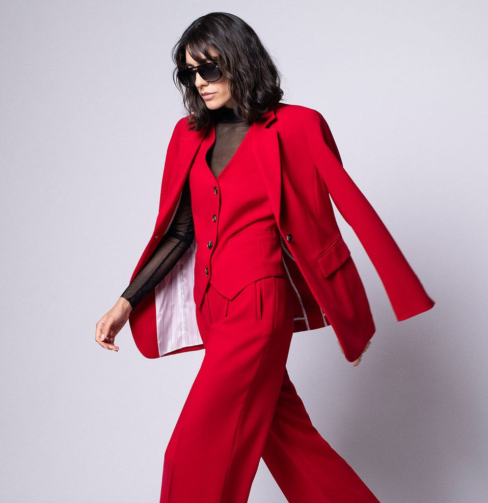 Roter Slim-Fit-Hosenanzug für Damen, bestehend aus Blazer, Weste und Marlenehose. - Shop the Look