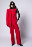 Roter Slim-Fit-Hosenanzug für Damen, bestehend aus Blazer, Weste und Marlenehose – stehende Pose.