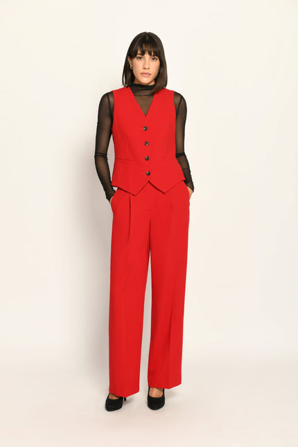 Roter Slim-Fit-Hosenanzug für Damen. Model trägt Weste und lange Stoffhose – Ansicht von vorne.
