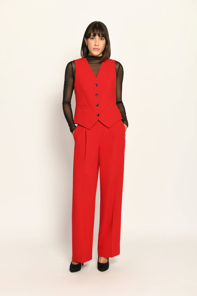 Roter Slim-Fit-Hosenanzug für Damen. Model trägt Weste und lange Stoffhose – Ansicht von vorne.