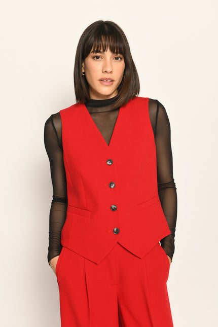 Roter Slim-Fit-Hosenanzug für Damen. Model trägt Weste und lange Stoffhose – Vorderansicht.