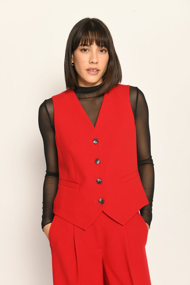 Roter Slim-Fit-Hosenanzug für Damen. Model trägt Weste und lange Stoffhose – Vorderansicht.