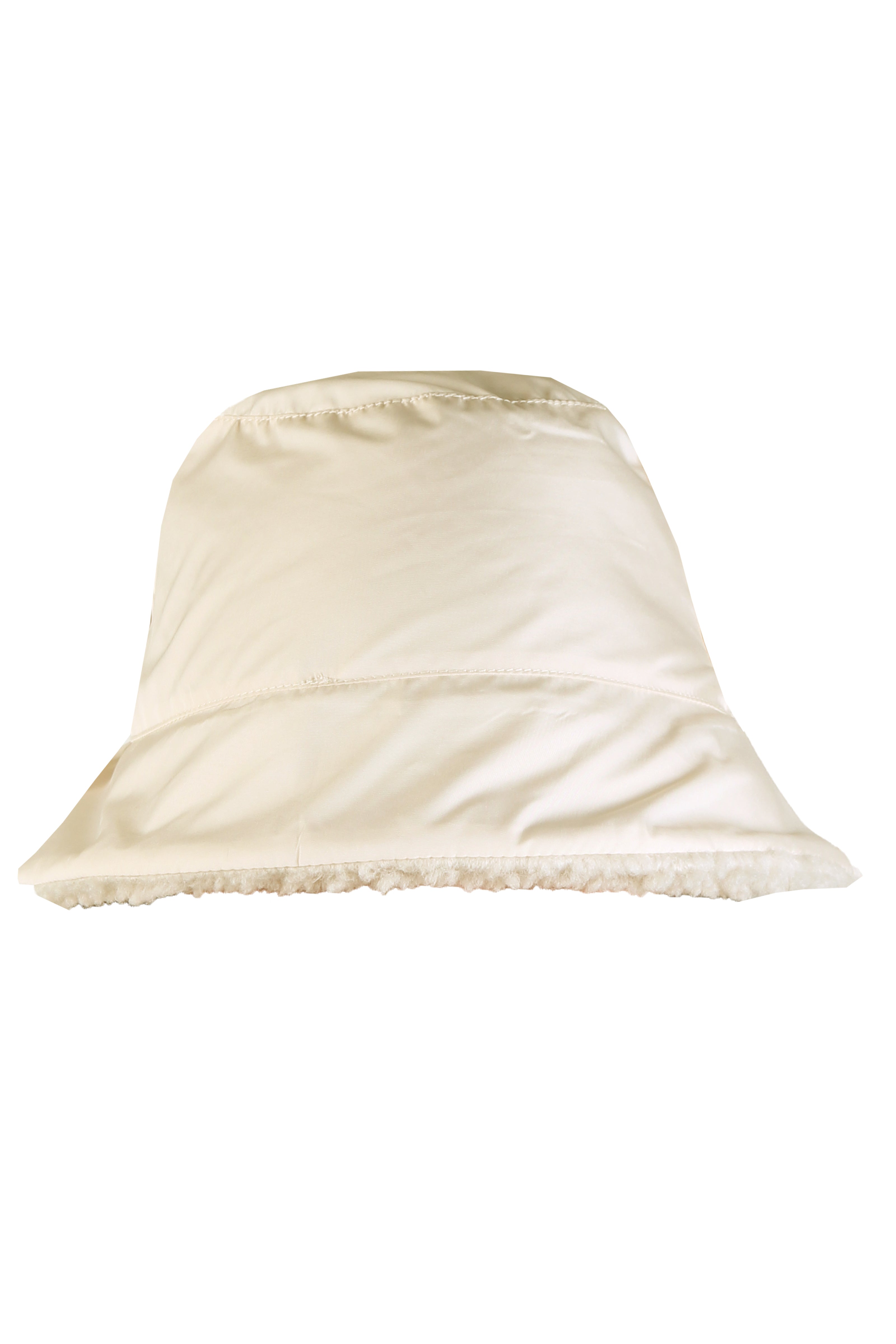 Mannequin-Aufnahme des wendbaren cremefarbenen Hutes mit Teddy-Webpelz als Innenseite – Frontalaufnahme