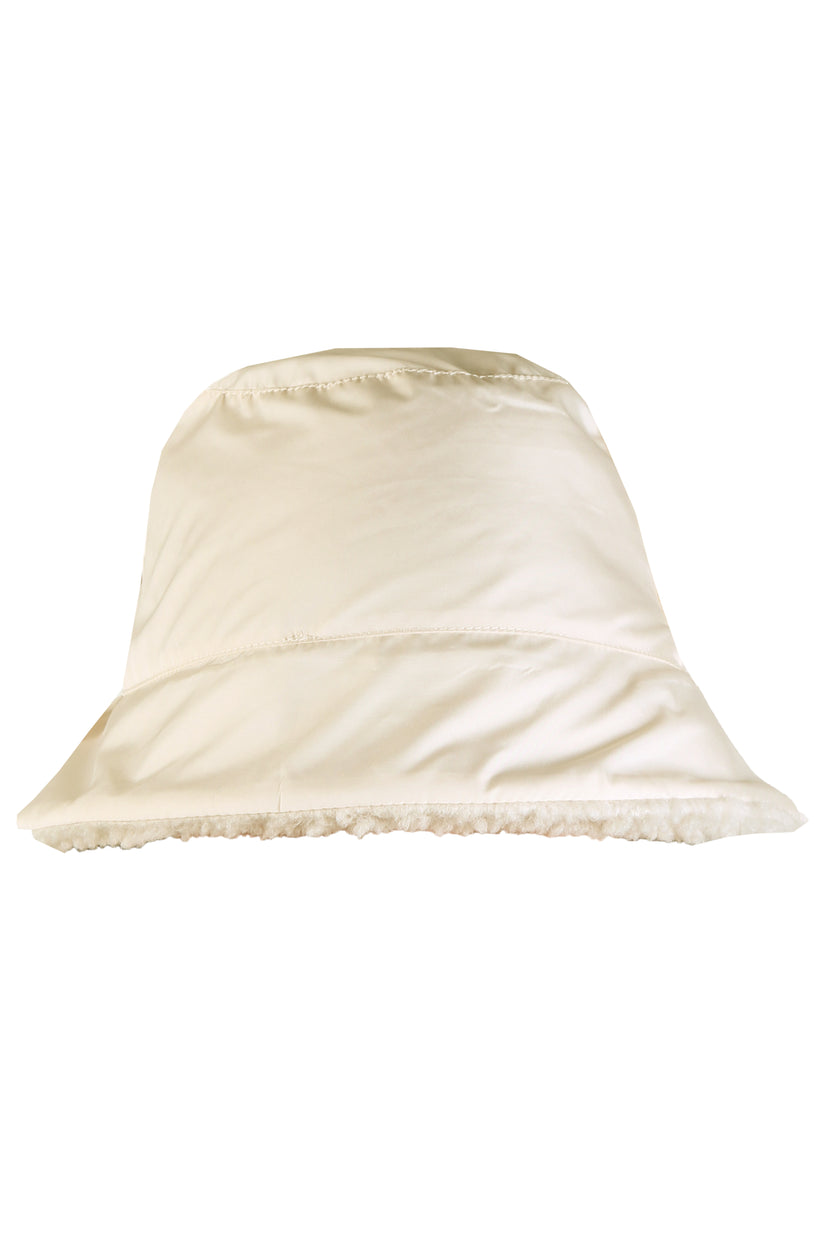 Mannequin-Aufnahme des wendbaren cremefarbenen Hutes mit Teddy-Webpelz als Innenseite – Frontalaufnahme