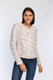 Model trägt Boucléjacke in zarten Pastellfarben mit Knopfleiste in der vorderen Mitte. 