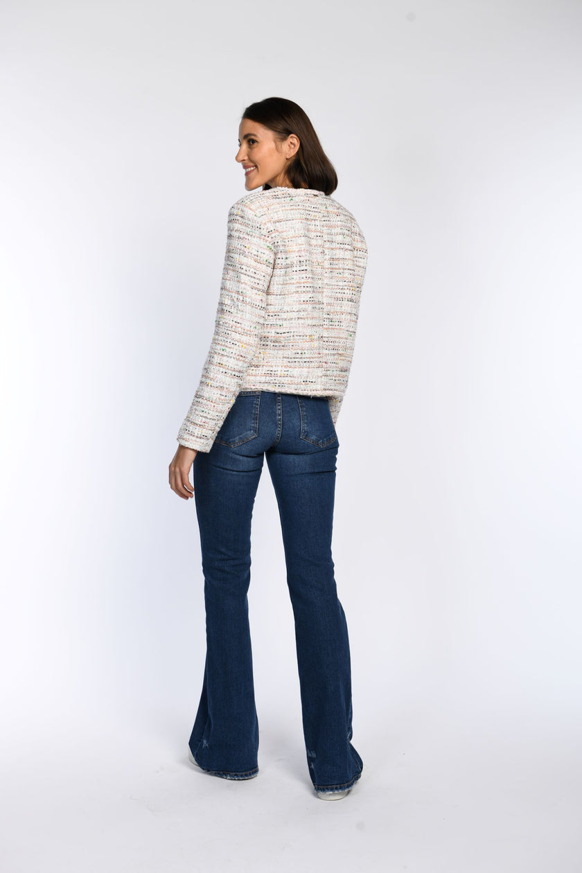 Model trägt eine Boucléjacke in Pastellfarben - Rückenansicht.