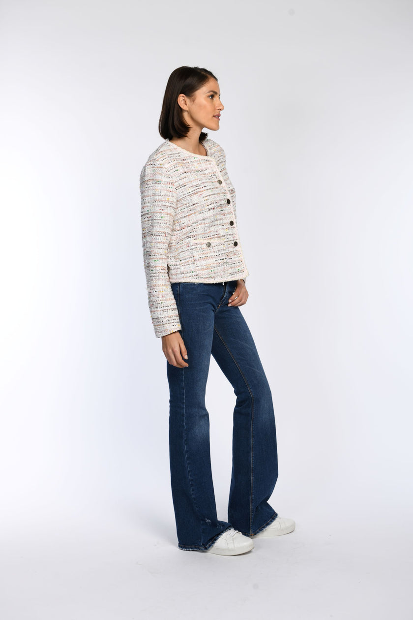 Model trägt gerade geschnittene Boucléjacke in sommerlichen Pastellfarben – Seitenansicht.