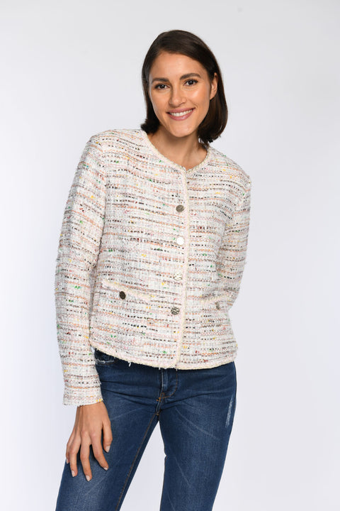 Model trägt eine gerade geschnittene Boucléjacke in zarten Pastellfarben mit Rundhalsausschnitt.