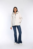 Geschlossene Caban-Jacke in Creme mit intergrierter Weste. Frontalansicht am Model.