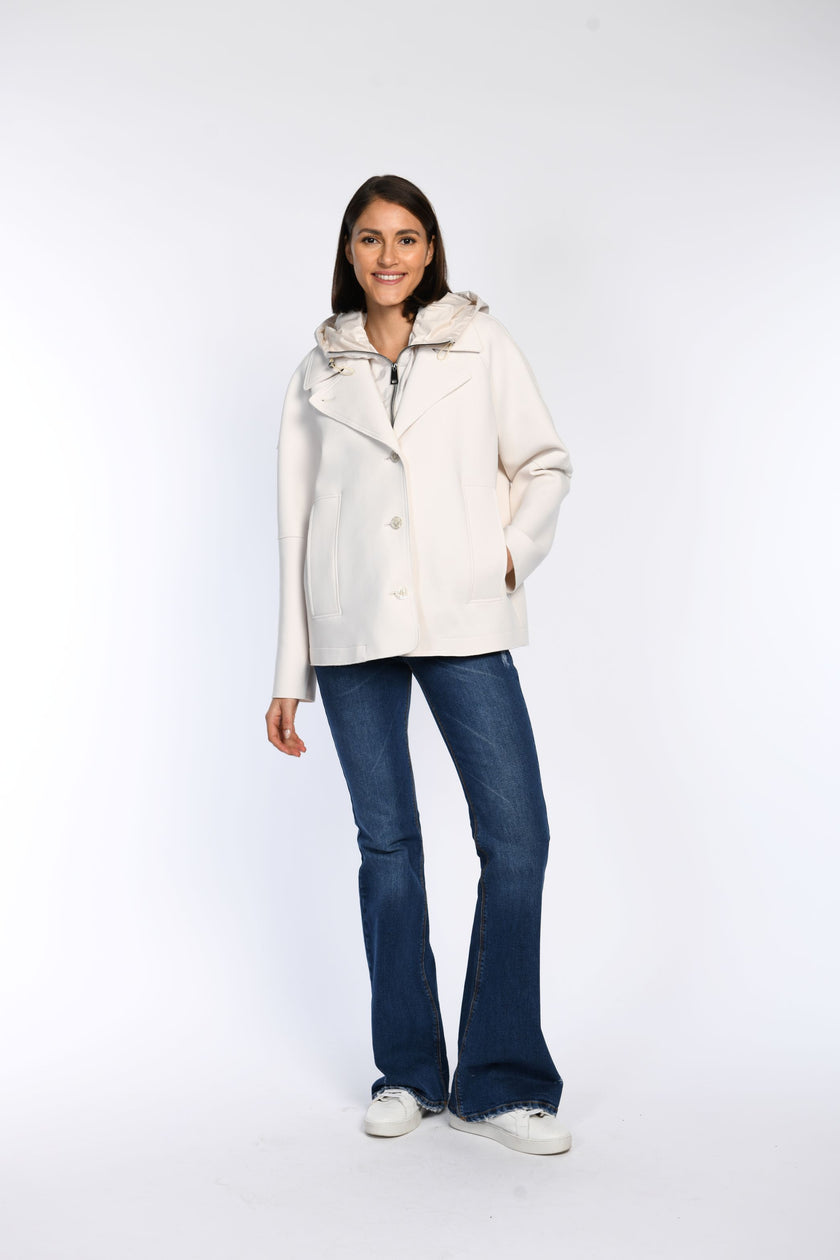 Geschlossene Caban-Jacke in Creme mit intergrierter Weste. Frontalansicht am Model.