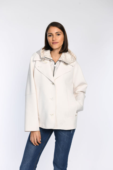Model trägt cremefarbene Caban-Jacke.