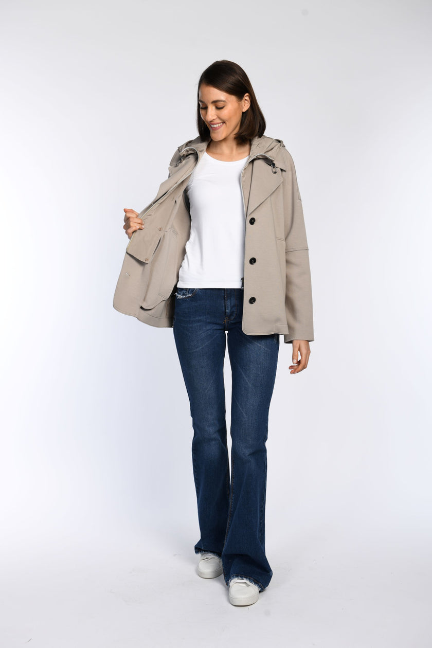 Model trägt eine offene Cabanjacke in Taupe und zeigt die integrierte Weste.